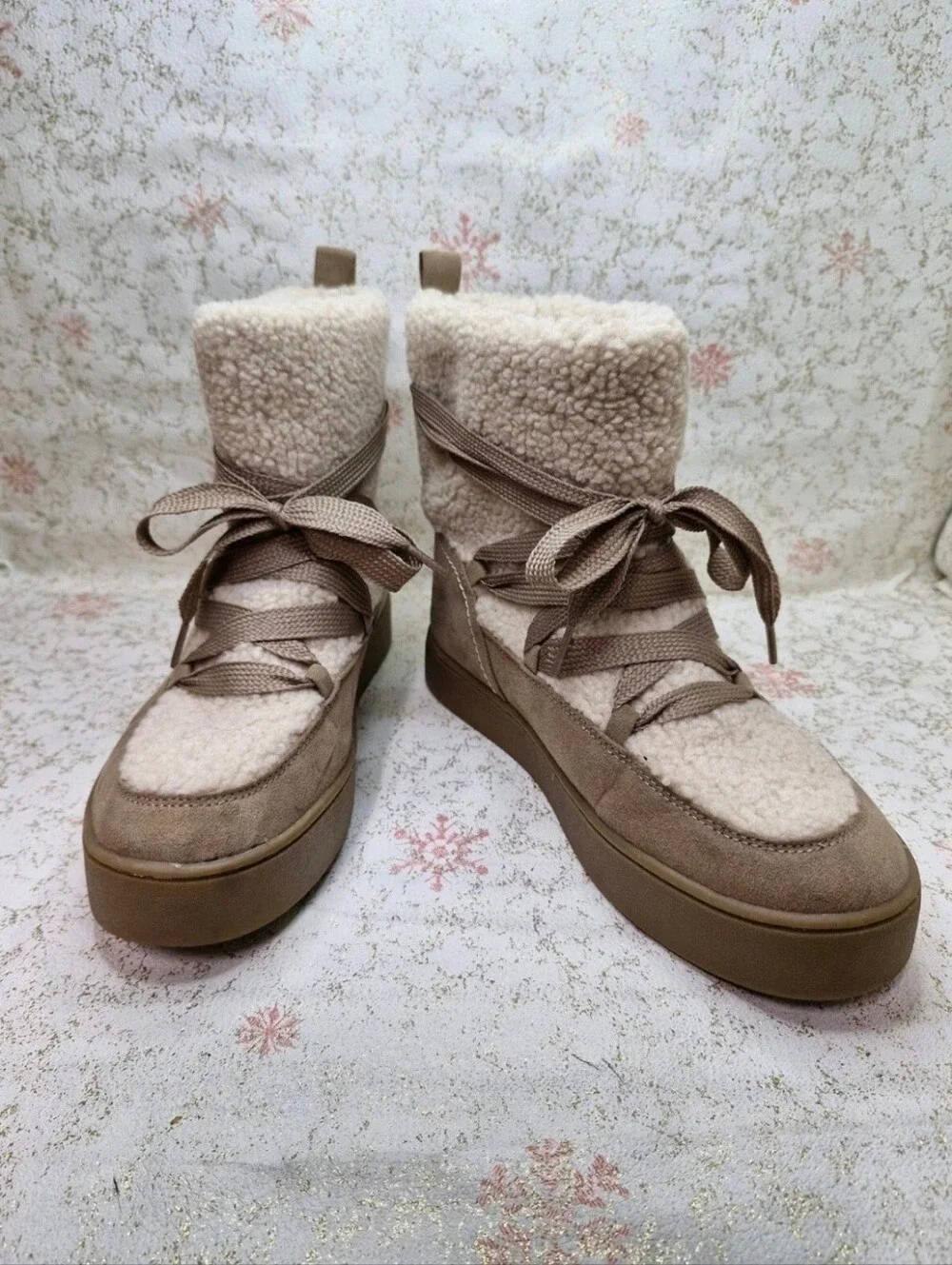 Universal Thread Women's Sherpa Winter Boots Sz 9 Taupe Cozy Faux Suede Lace-Up